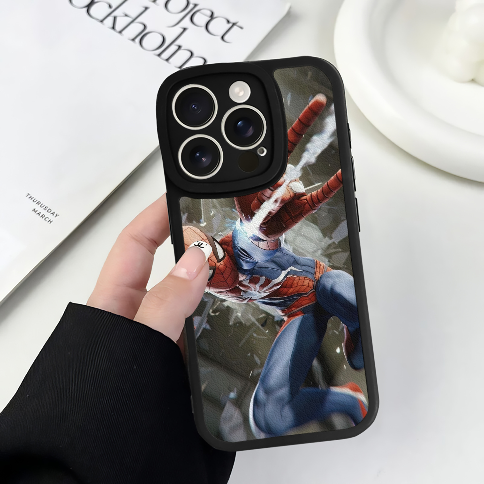 （画像用） Spider Man スパイダーマン 【iPhone 16シリーズ対応】シリコンスマホケース（レザー調） 材質：シリコン
